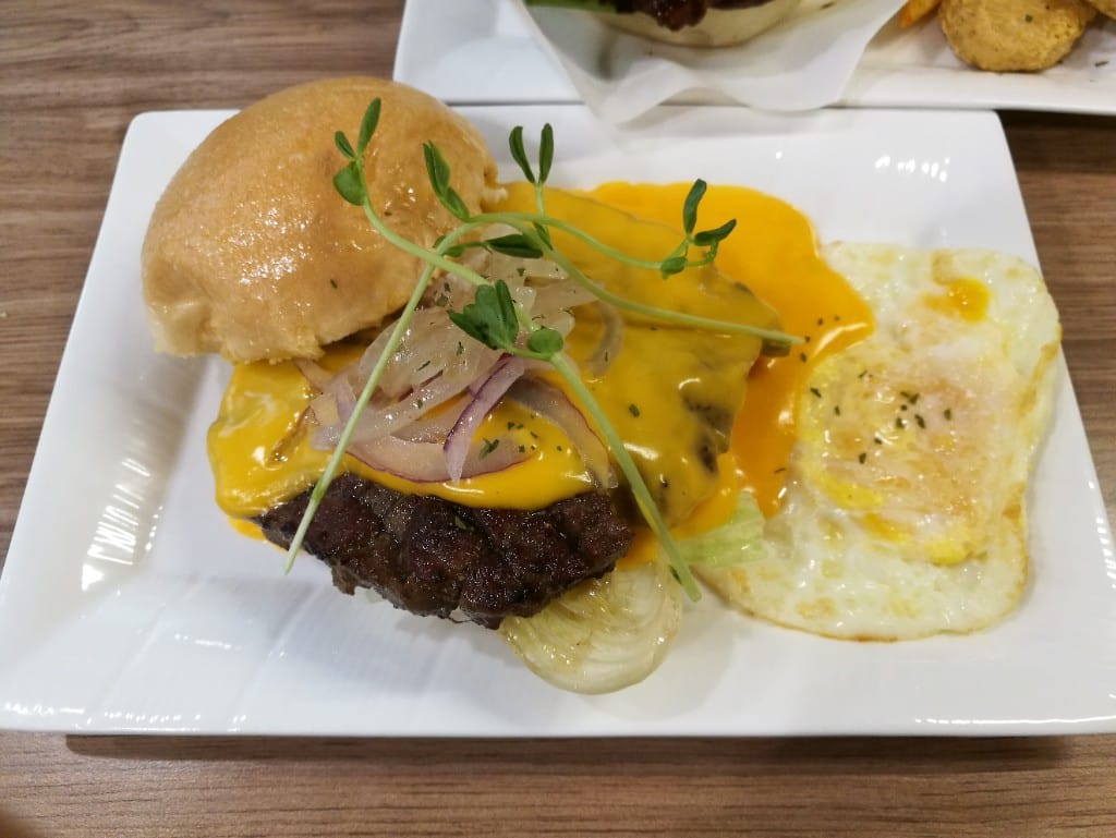 【三重早午餐】初堡，用整片老饕牛排的霸氣漢堡