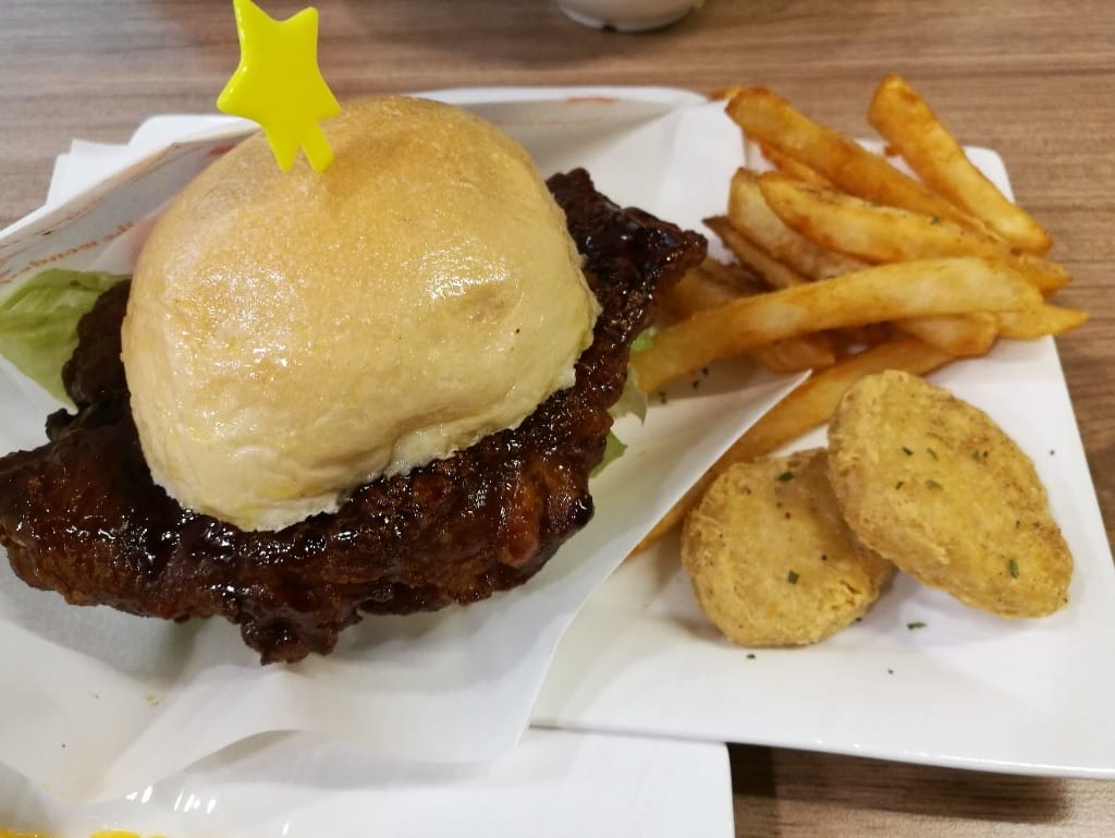 【三重早午餐】初堡，用整片老饕牛排的霸氣漢堡