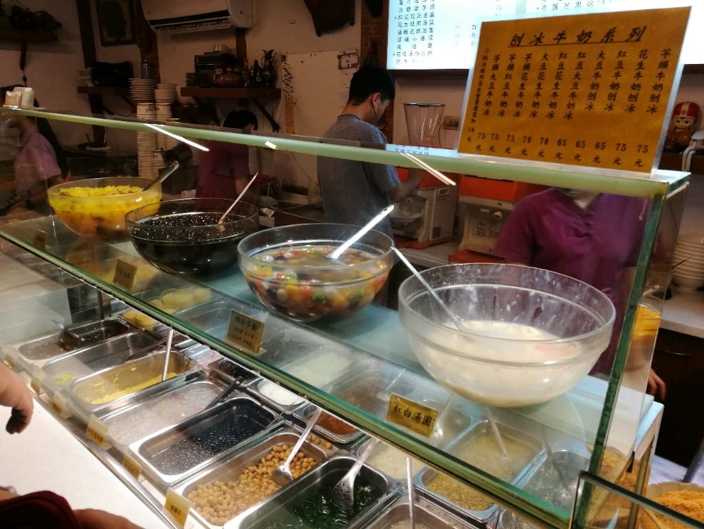 【石牌美食】水龜伯古早味,各式古早味冰品也有燒麻糬和糯米粥哦! - 第6張圖 【石牌美食】水龜伯古早味,各式古早味冰品也有燒麻糬和糯米粥哦!