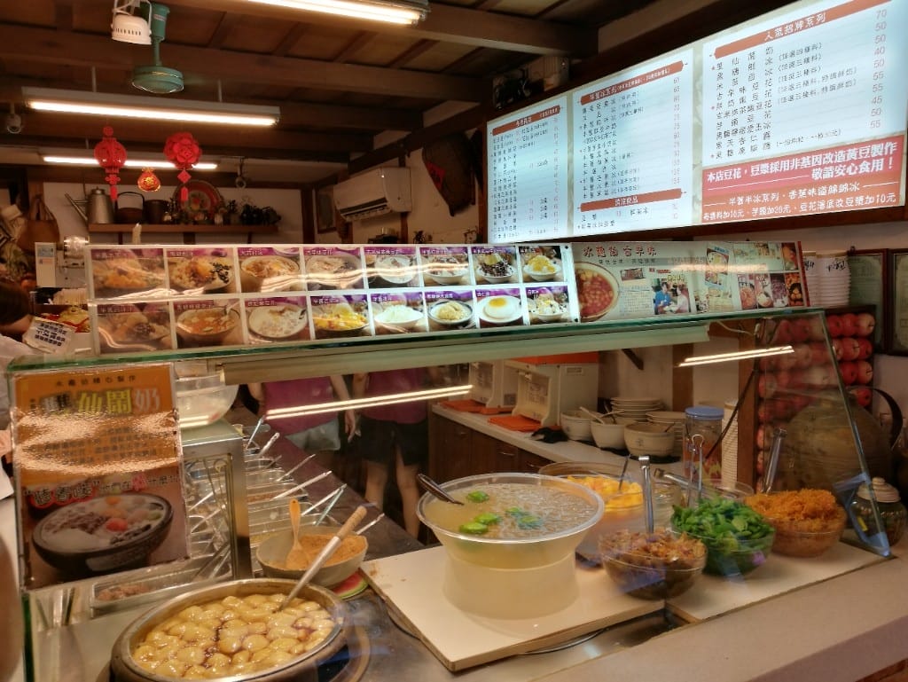 【石牌美食】水龜伯古早味,各式古早味冰品也有燒麻糬和糯米粥哦! - 第4張圖 【石牌美食】水龜伯古早味,各式古早味冰品也有燒麻糬和糯米粥哦!