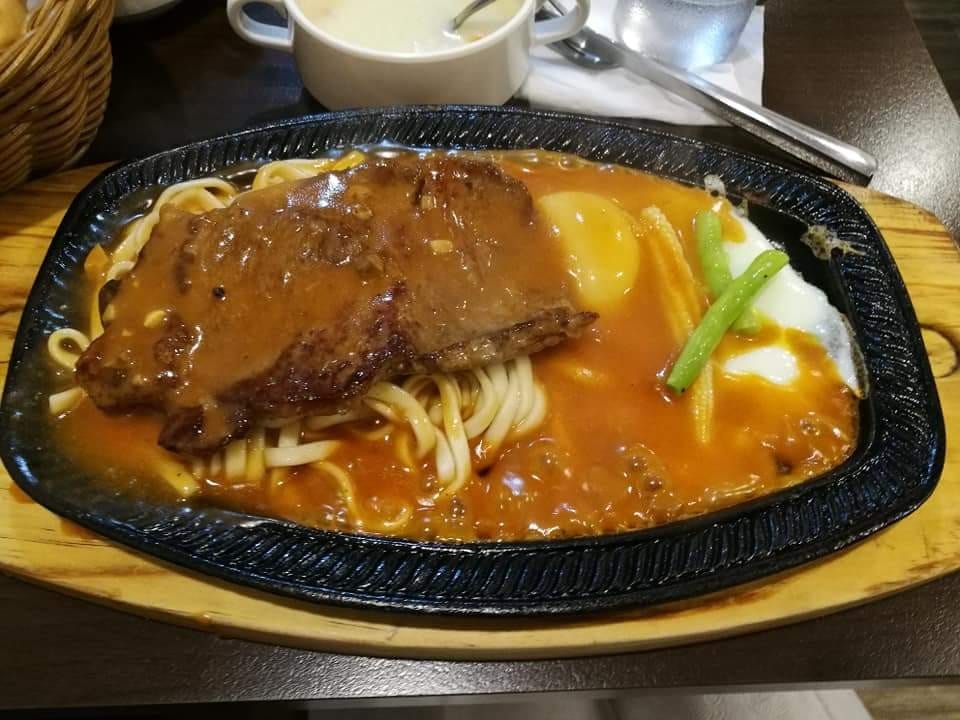 【新莊美食】小萌牛牛排館，終於找到滿意的香煎雞排，用餐環境乾淨又平價的牛排館