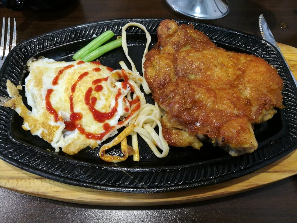 【新莊美食】小萌牛牛排館，終於找到滿意的香煎雞排，用餐環境乾淨又平價的牛排館