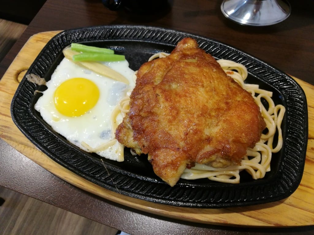 【新莊美食】小萌牛牛排館，終於找到滿意的香煎雞排，用餐環境乾淨又平價的牛排館