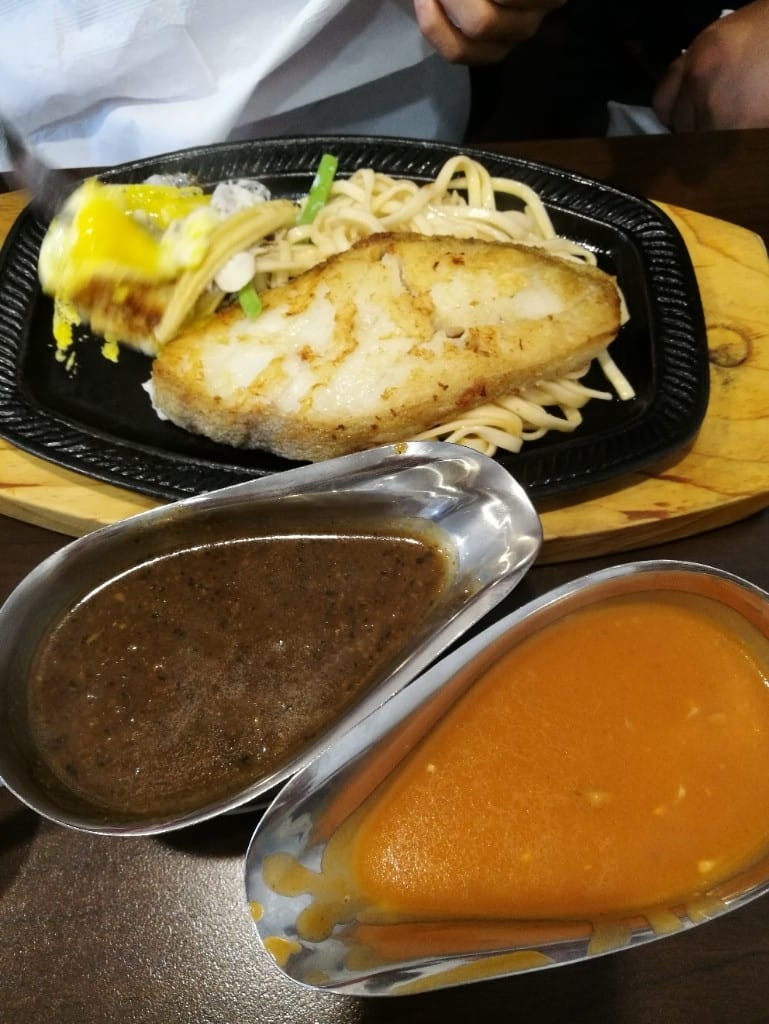 【新莊美食】小萌牛牛排館，終於找到滿意的香煎雞排，用餐環境乾淨又平價的牛排館