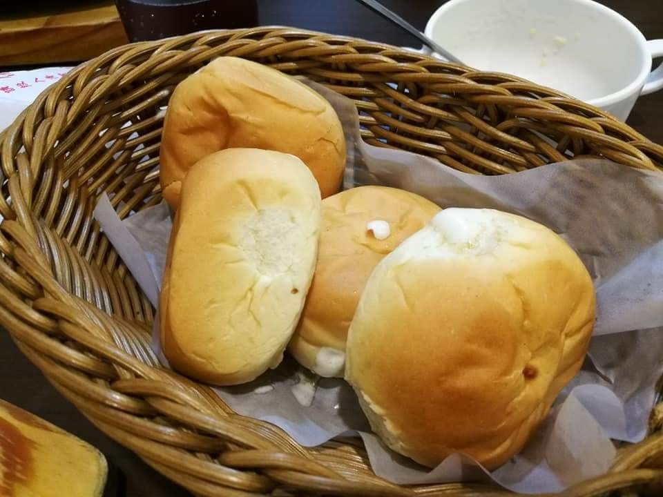 【新莊美食】小萌牛牛排館，終於找到滿意的香煎雞排，用餐環境乾淨又平價的牛排館