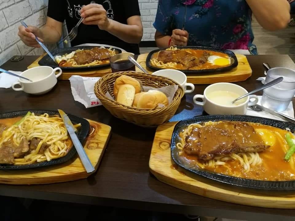 【新莊美食】小萌牛牛排館，終於找到滿意的香煎雞排，用餐環境乾淨又平價的牛排館