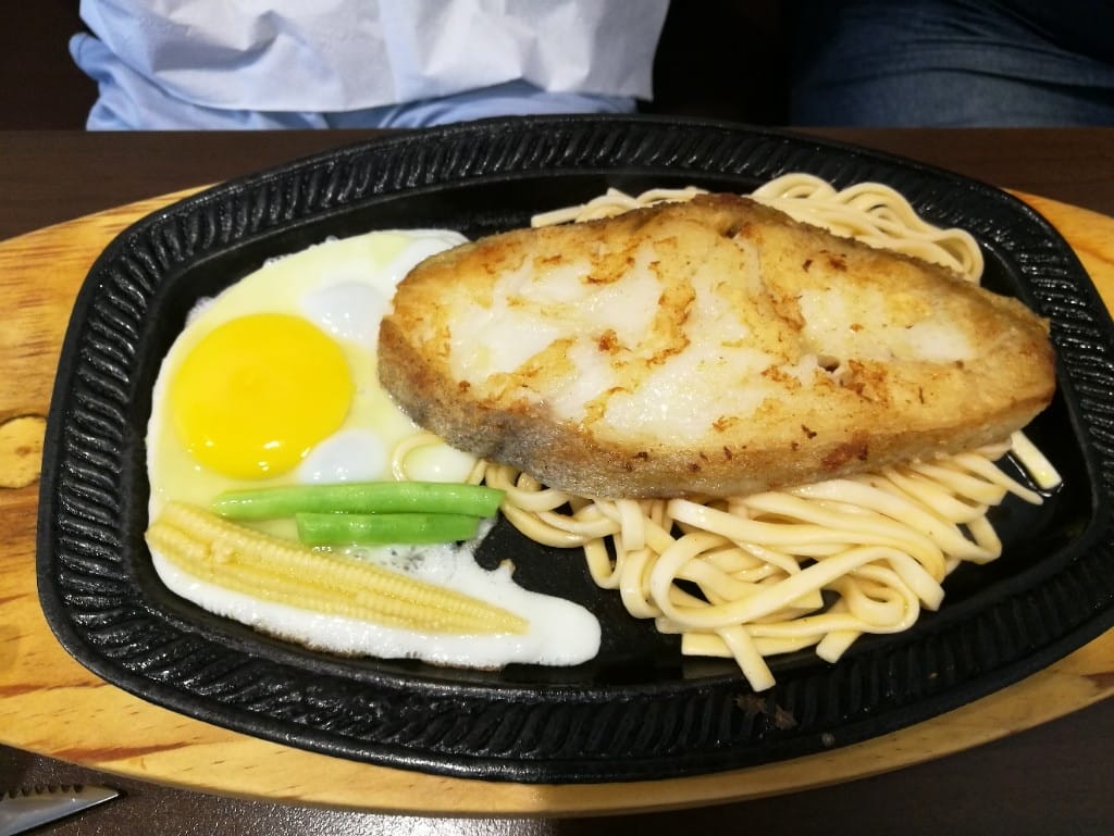 【新莊美食】小萌牛牛排館，終於找到滿意的香煎雞排，用餐環境乾淨又平價的牛排館