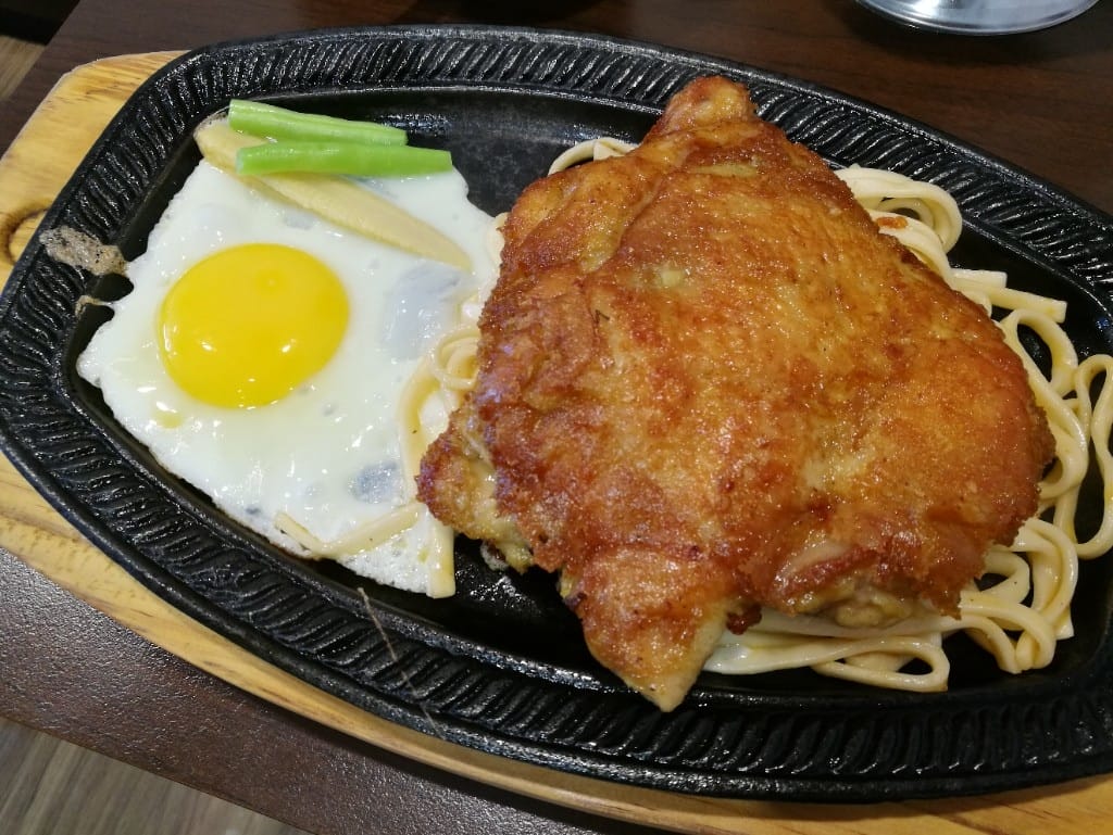 【新莊美食】小萌牛牛排館，終於找到滿意的香煎雞排，用餐環境乾淨又平價的牛排館