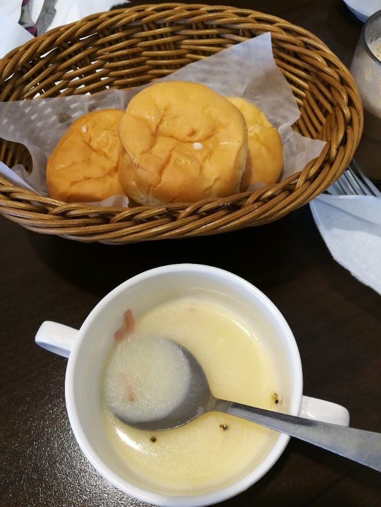 【新莊美食】小萌牛牛排館，終於找到滿意的香煎雞排，用餐環境乾淨又平價的牛排館