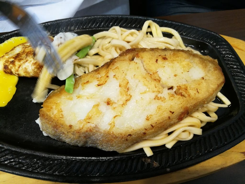 【新莊美食】小萌牛牛排館，終於找到滿意的香煎雞排，用餐環境乾淨又平價的牛排館