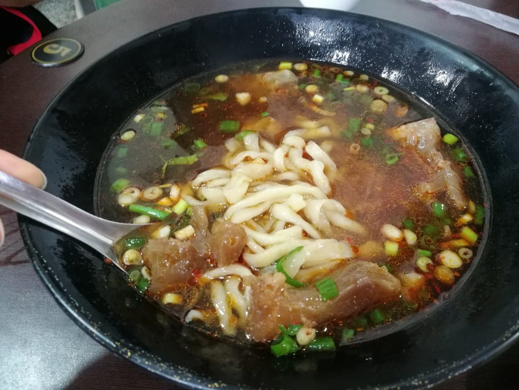 【埔里美食】川味麵館（中韋牛肉麵），麻辣牛筋麵和蔥油餅好棒棒