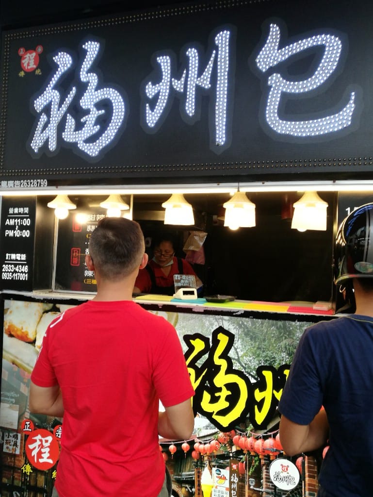 【台中美食】東海商圈何媽媽芒果冰,超澎湃滿滿芒果 - 第8張圖 【台中美食】東海商圈何媽媽芒果冰,超澎湃滿滿芒果