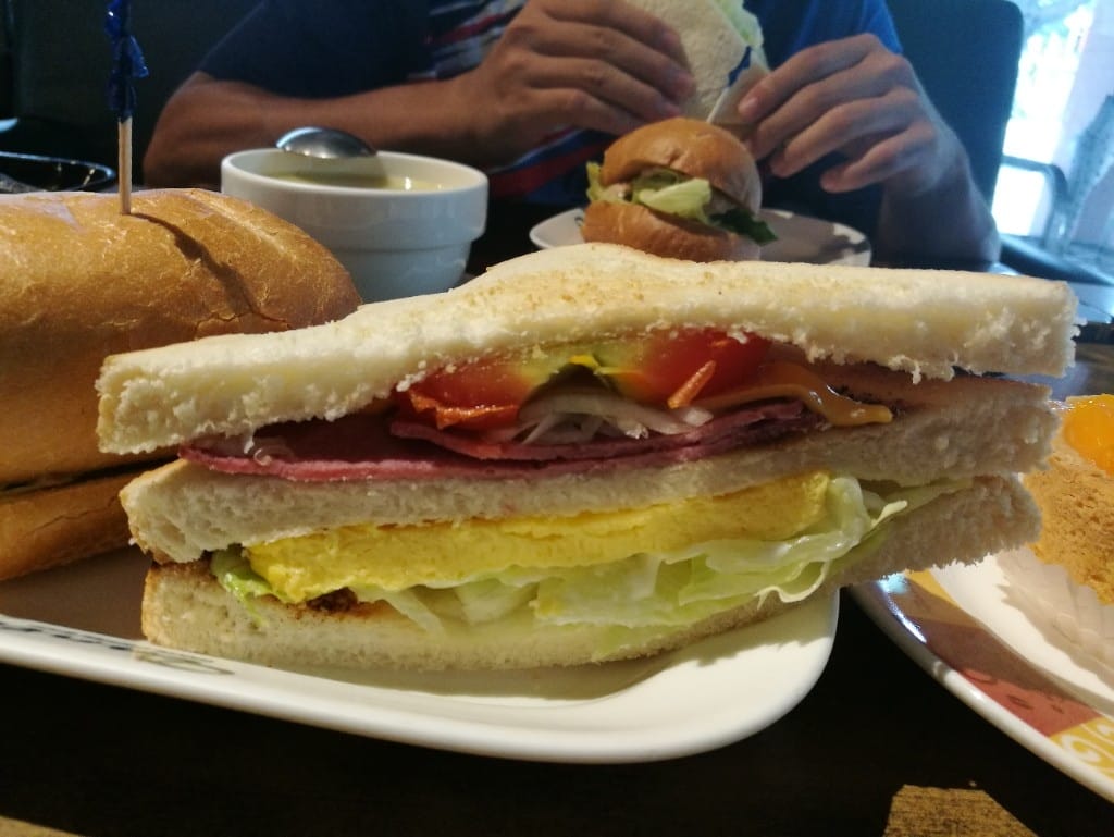 【台北美食】丹堤咖啡，和麻吉聚會用餐好所在，餐點選項好多的咖啡館
