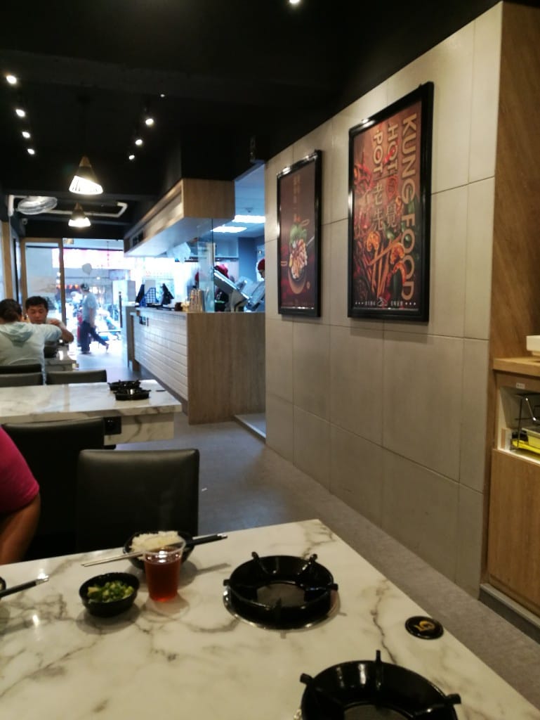 【新莊美食】老先覺功夫窯燒鍋,有好多湯頭可以選擇的平價小火鍋 - 第2張圖 【新莊美食】老先覺功夫窯燒鍋,有好多湯頭可以選擇的平價小火鍋