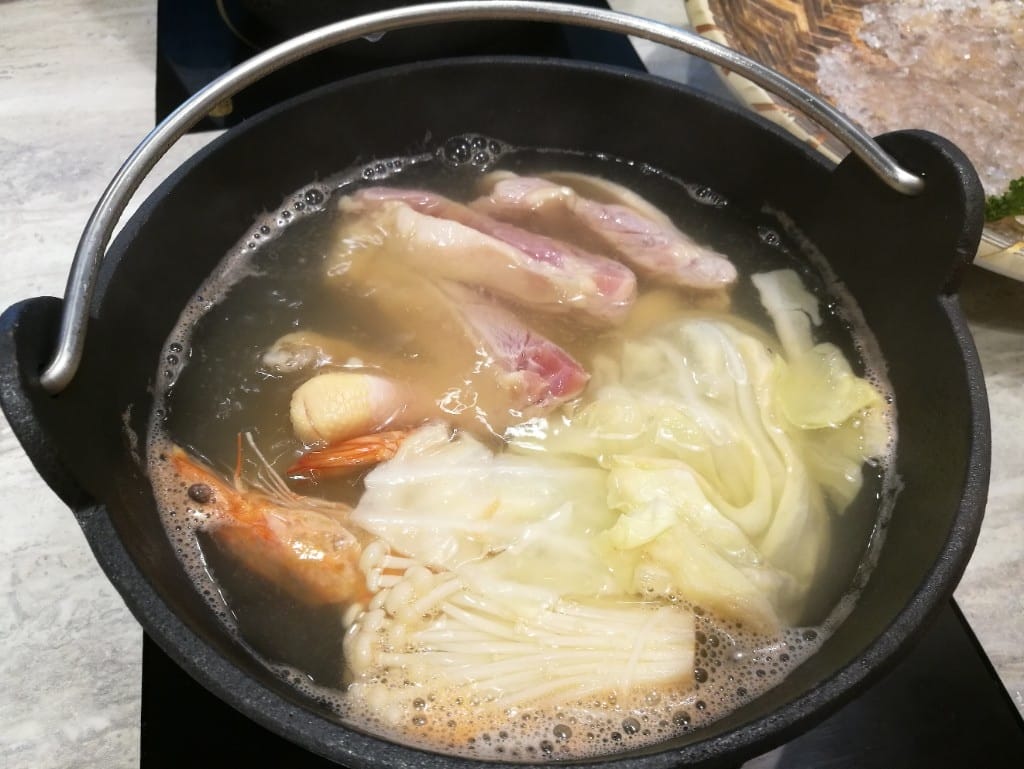 【新莊美食】很秋鍋物，用餐環境舒服的火鍋店