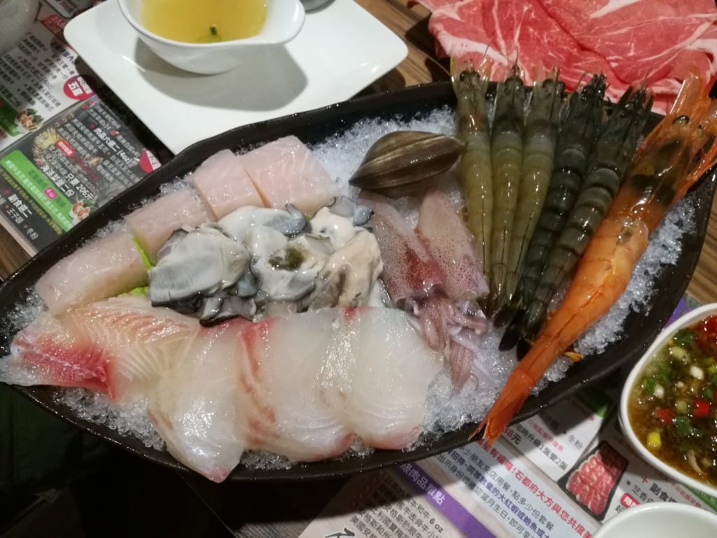【新莊美食】石都府石頭火鍋達人，肉品海鮮都有水準的人氣火鍋店