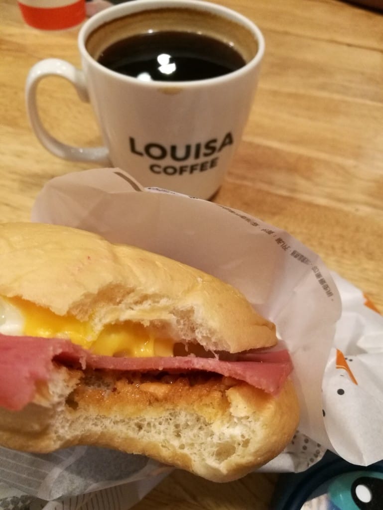 【板橋美食】Louisa coffee，環境舒服，早餐選擇多的連鎖咖啡館！