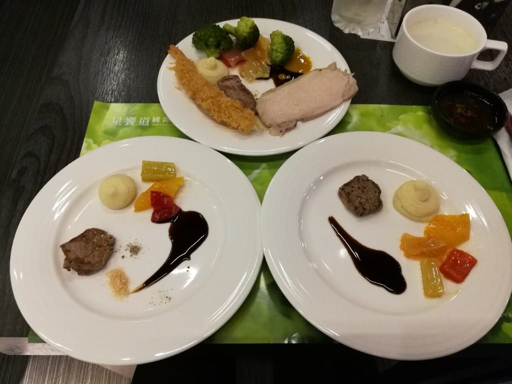 【台中美食】星饗道國際自助旅餐，有熟成牛排及紅白酒的Buffet