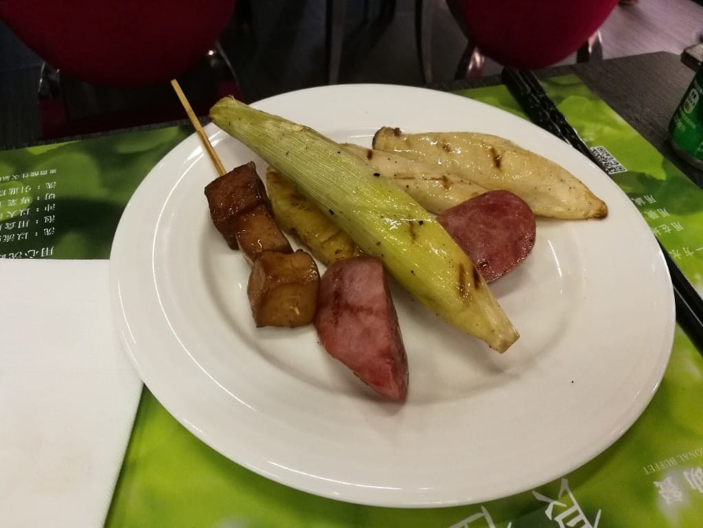 【台中美食】星饗道國際自助旅餐，有熟成牛排及紅白酒的Buffet