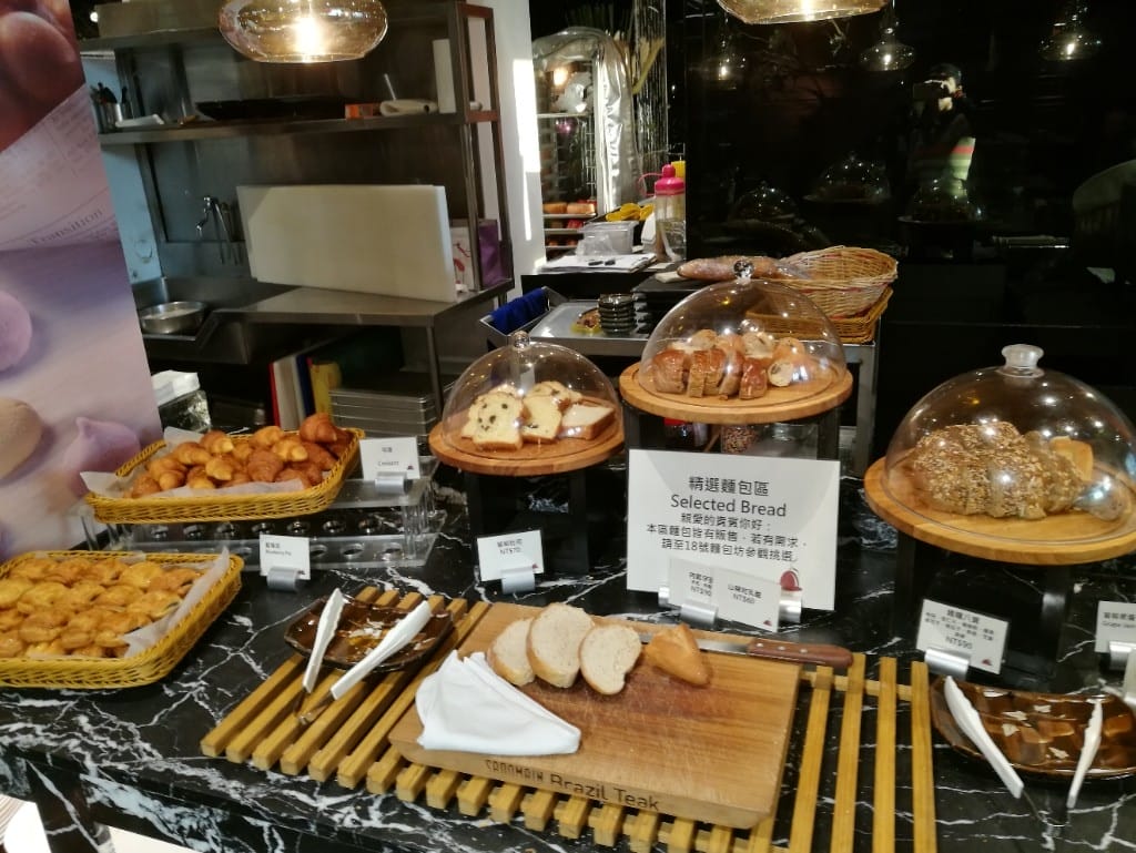 【台中美食】星饗道國際自助旅餐，有熟成牛排及紅白酒的Buffet