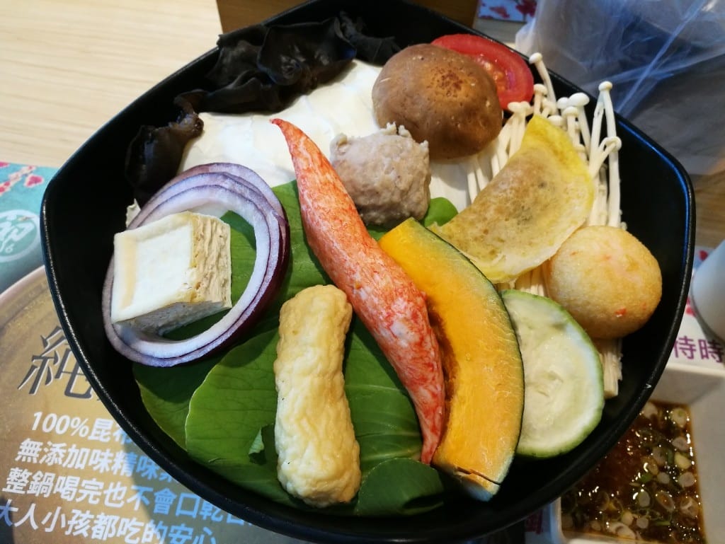 【新莊美食】初二十六，食材新鮮用新的美味鍋物，還有生魚片握壽司哦！