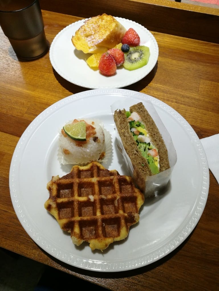【板橋美食】王樣輕食廚房,環境明亮舒服,想吃什麼自己夾! - 第5張圖 【板橋美食】王樣輕食廚房,環境明亮舒服,想吃什麼自己夾!