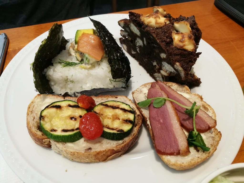 【板橋美食】王樣輕食廚房,環境明亮舒服,想吃什麼自己夾! - 第15張圖 【板橋美食】王樣輕食廚房,環境明亮舒服,想吃什麼自己夾!