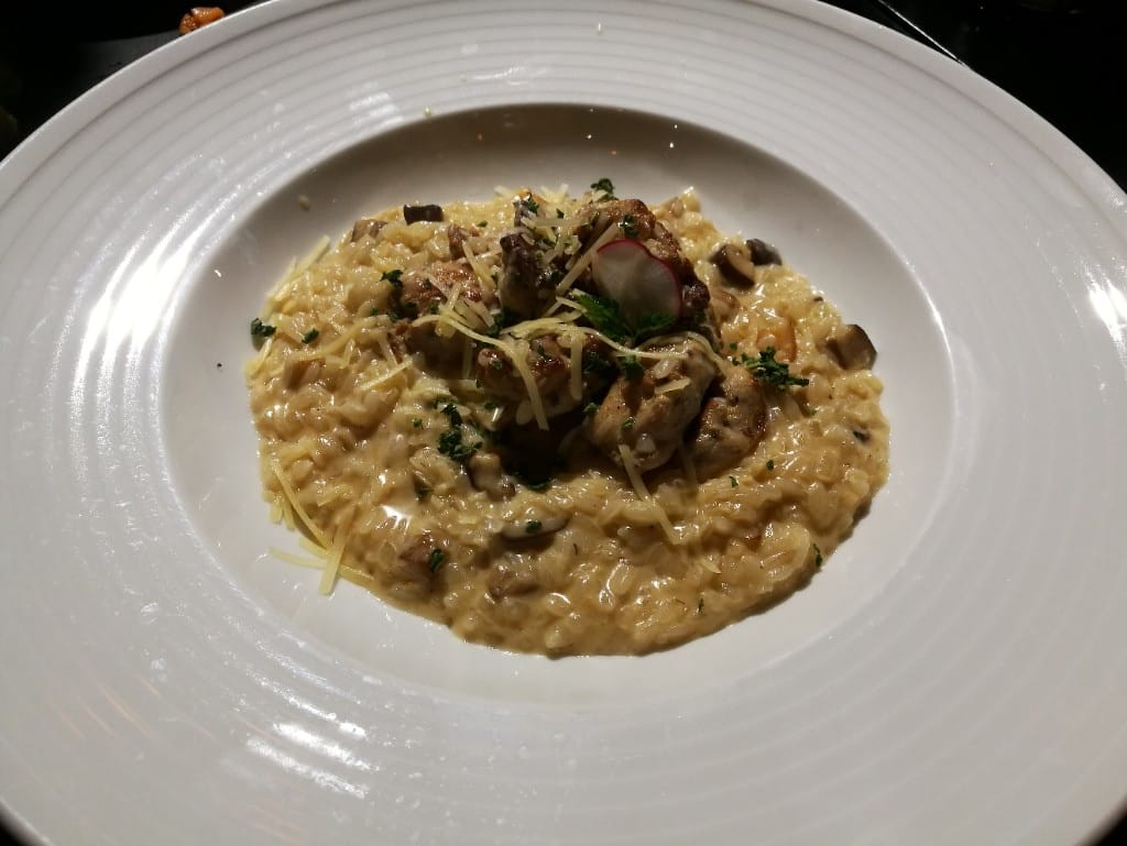 【淡水美食】4F小飯館，寵物友善餐廳，各種義大利麵燉飯還有手作甜點