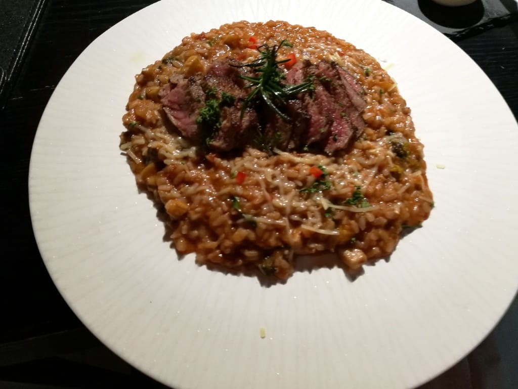 【淡水美食】4F小飯館，寵物友善餐廳，各種義大利麵燉飯還有手作甜點