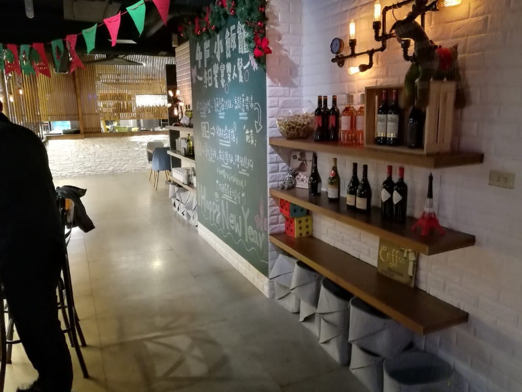 【淡水美食】4F小飯館，寵物友善餐廳，各種義大利麵燉飯還有手作甜點