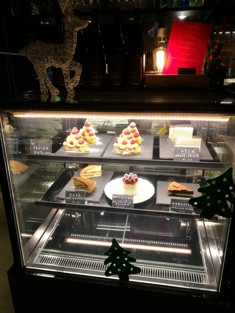 【淡水美食】4F小飯館，寵物友善餐廳，各種義大利麵燉飯還有手作甜點