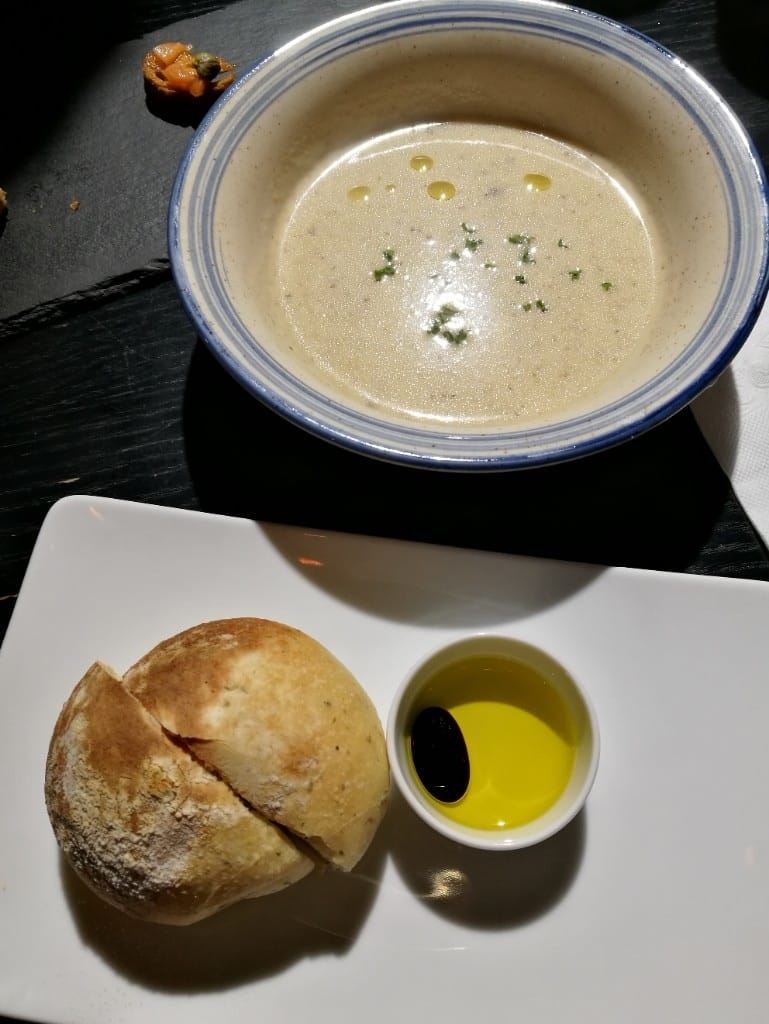 【淡水美食】4F小飯館，寵物友善餐廳，各種義大利麵燉飯還有手作甜點