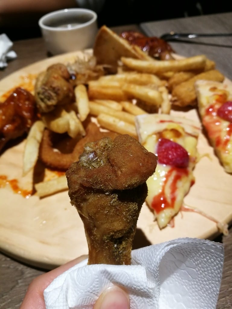 【新莊美食】鬥牛士義式廚房新莊店，CP值高的美味義大利麵，還有各種炸物及自助吧！