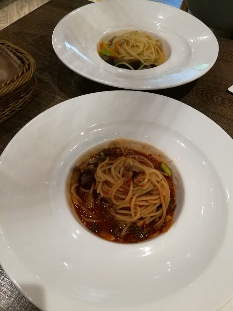 【新莊美食】鬥牛士義式廚房新莊店，CP值高的美味義大利麵，還有各種炸物及自助吧！