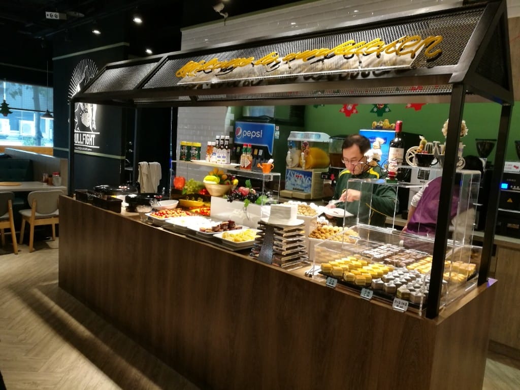 【新莊美食】鬥牛士義式廚房新莊店，CP值高的美味義大利麵，還有各種炸物及自助吧！