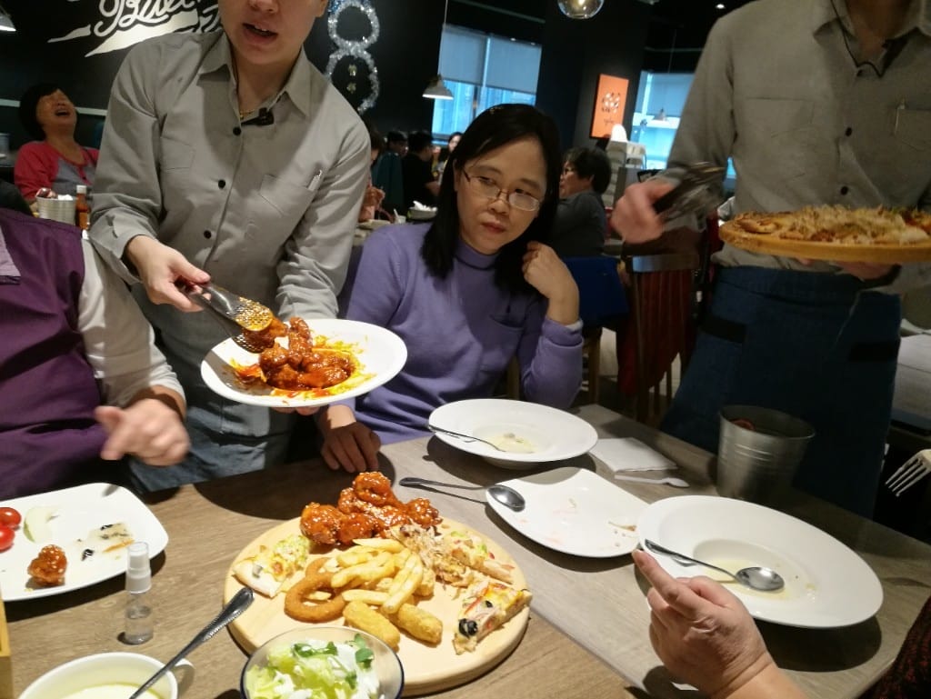 【新莊美食】鬥牛士義式廚房新莊店，CP值高的美味義大利麵，還有各種炸物及自助吧！