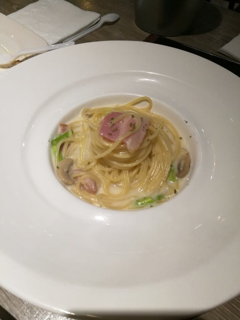 【新莊美食】鬥牛士義式廚房新莊店，CP值高的美味義大利麵，還有各種炸物及自助吧！