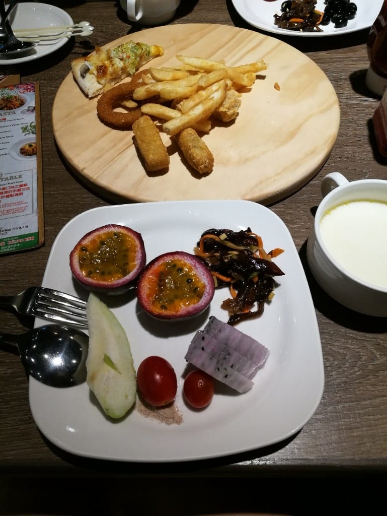 【新莊美食】鬥牛士義式廚房新莊店，CP值高的美味義大利麵，還有各種炸物及自助吧！
