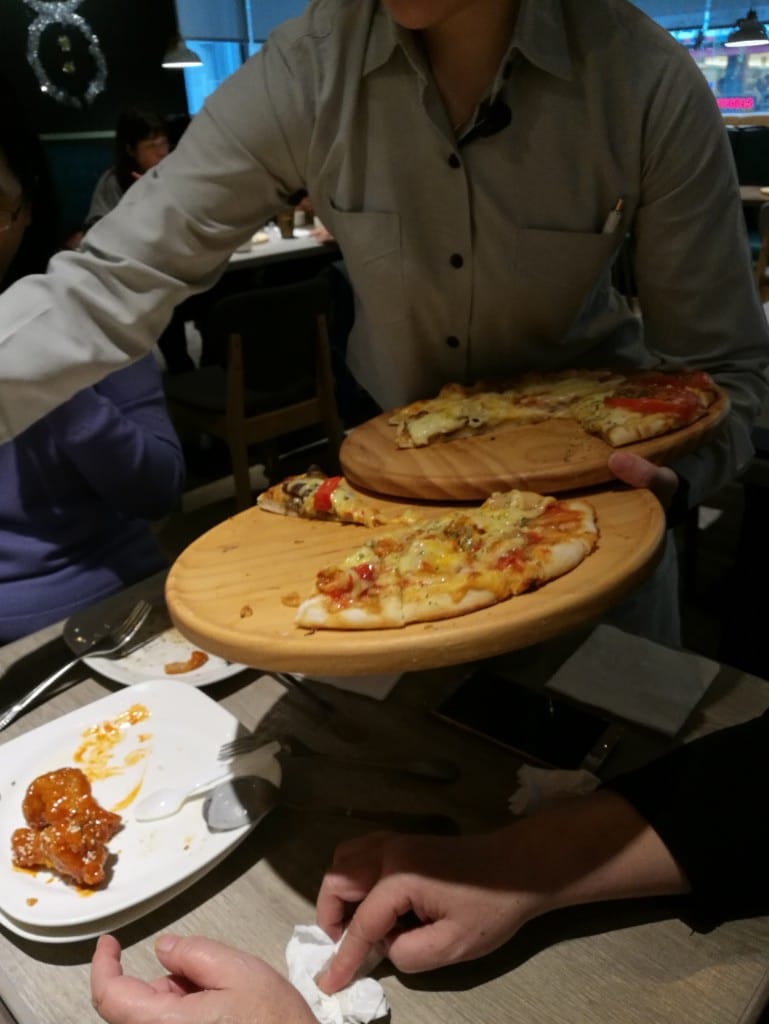 【新莊美食】鬥牛士義式廚房新莊店，CP值高的美味義大利麵，還有各種炸物及自助吧！