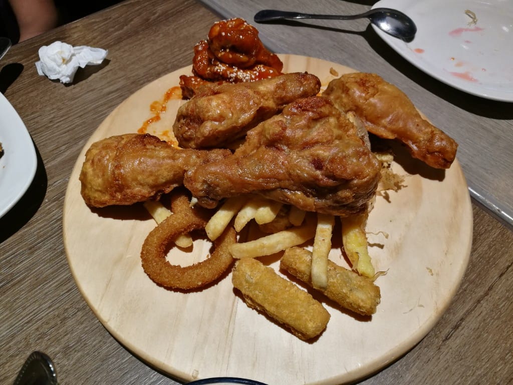 【新莊美食】鬥牛士義式廚房新莊店，CP值高的美味義大利麵，還有各種炸物及自助吧！