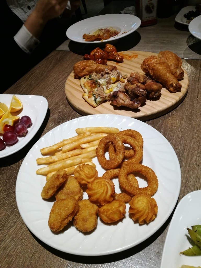 【新莊美食】鬥牛士義式廚房新莊店，CP值高的美味義大利麵，還有各種炸物及自助吧！