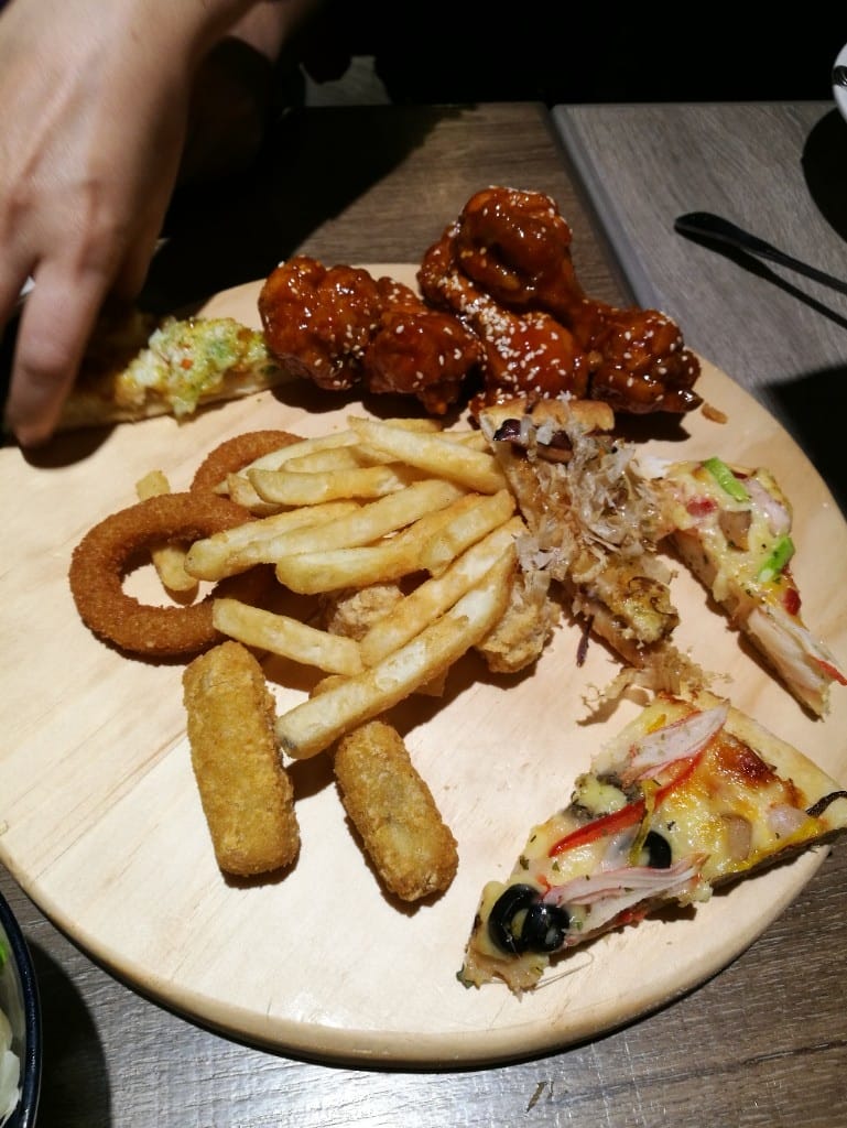 【新莊美食】鬥牛士義式廚房新莊店，CP值高的美味義大利麵，還有各種炸物及自助吧！
