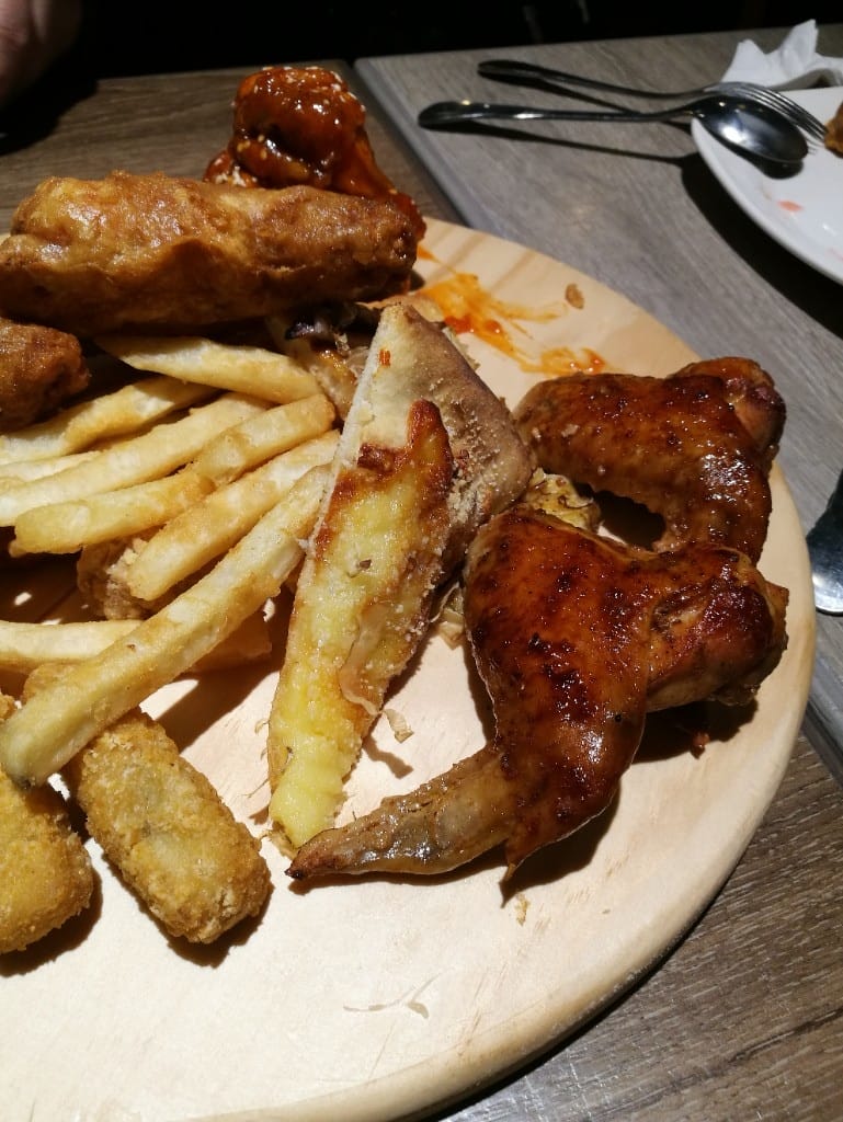 【新莊美食】鬥牛士義式廚房新莊店，CP值高的美味義大利麵，還有各種炸物及自助吧！