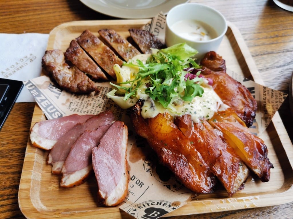 【宜蘭美食】超品起士烘培工房，歐式城堡風，提供各種起士烘焙糕點及美味義式料理的優質餐廳，還有觀光工廠哦！
