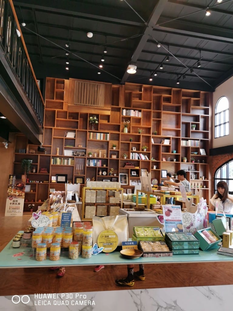 【宜蘭美食】超品起士烘培工房，歐式城堡風，提供各種起士烘焙糕點及美味義式料理的優質餐廳，還有觀光工廠哦！