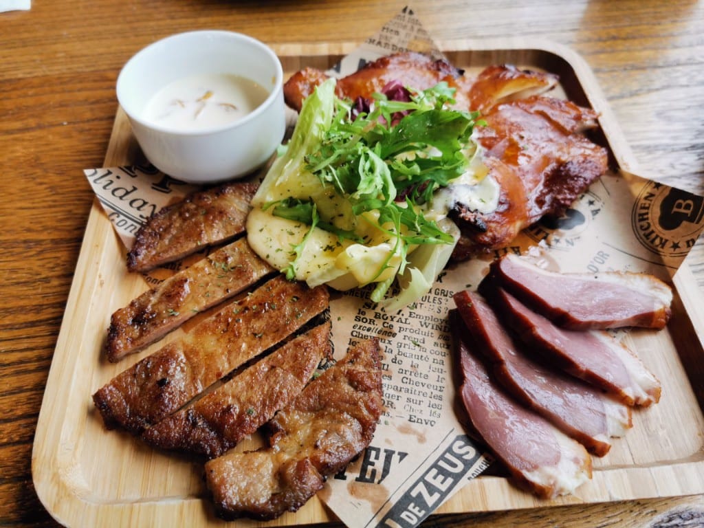 【宜蘭美食】超品起士烘培工房，歐式城堡風，提供各種起士烘焙糕點及美味義式料理的優質餐廳，還有觀光工廠哦！