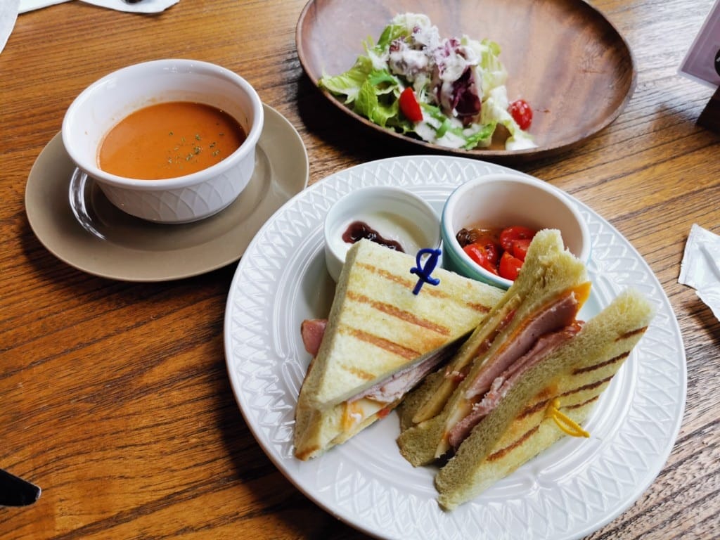 【宜蘭美食】超品起士烘培工房，歐式城堡風，提供各種起士烘焙糕點及美味義式料理的優質餐廳，還有觀光工廠哦！