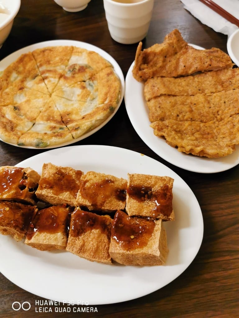 【新莊美食】溢鼎小館，天津人開的道地北方麵食館，新莊終於有好吃蔥油餅了 10806再訪