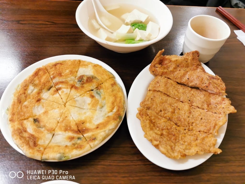 【新莊美食】溢鼎小館，天津人開的道地北方麵食館，新莊終於有好吃蔥油餅了 10806再訪