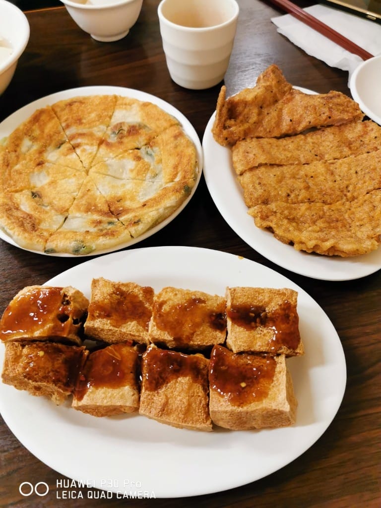 【新莊美食】溢鼎小館，天津人開的道地北方麵食館，新莊終於有好吃蔥油餅了 10806再訪